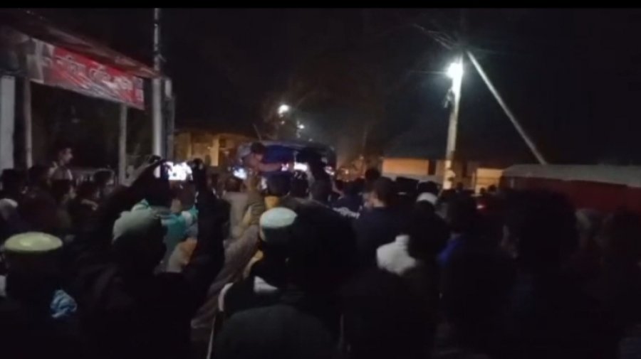 হাসাহাসির ঘটনায় দুই পক্ষের মধ্যে মারামারি